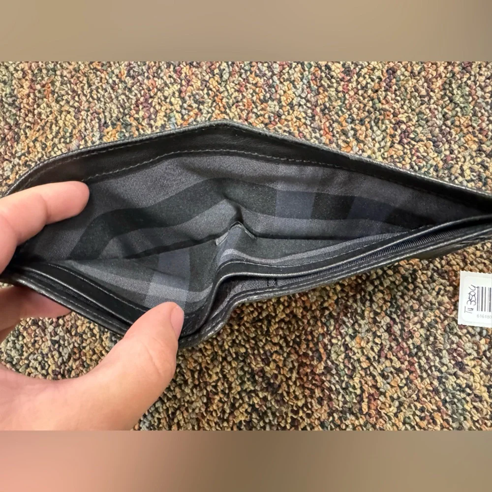 BURBERRY BI-FOLD BLACK LEATHER WALLET